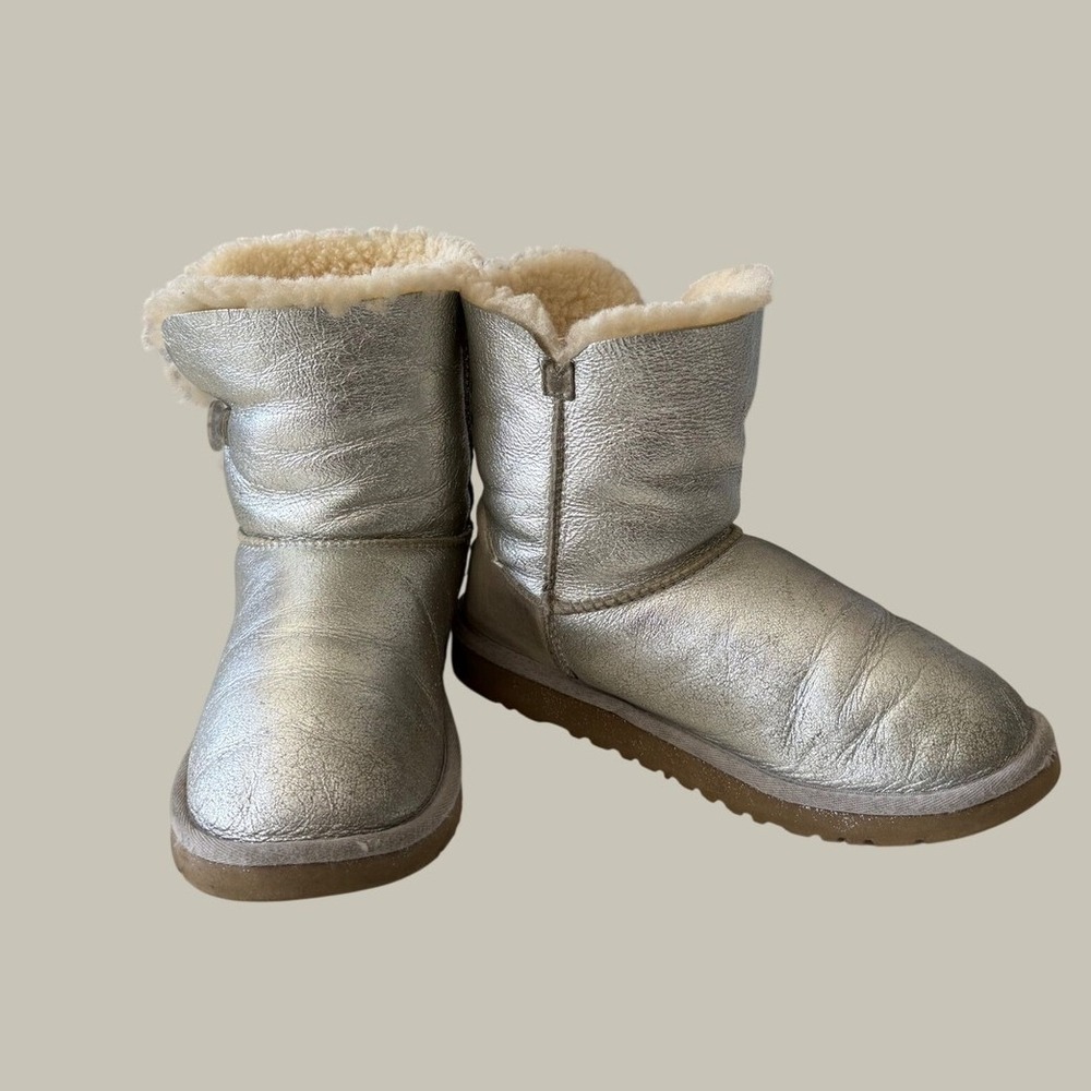 UGG Bailey Button Metallic‎ Silver Boots Womens 6 Sheepskin Shearling 3375